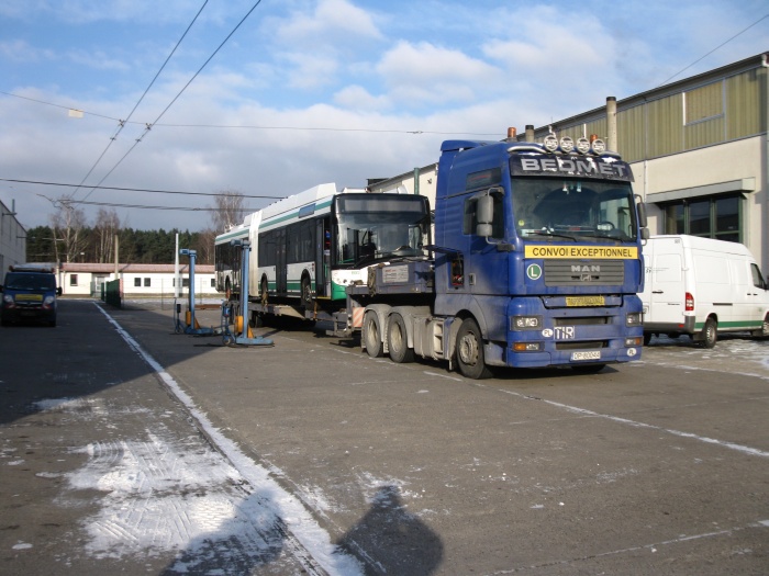Der Gelenkobus 051 wird nun durch den LKW-Fahrer gesichert.